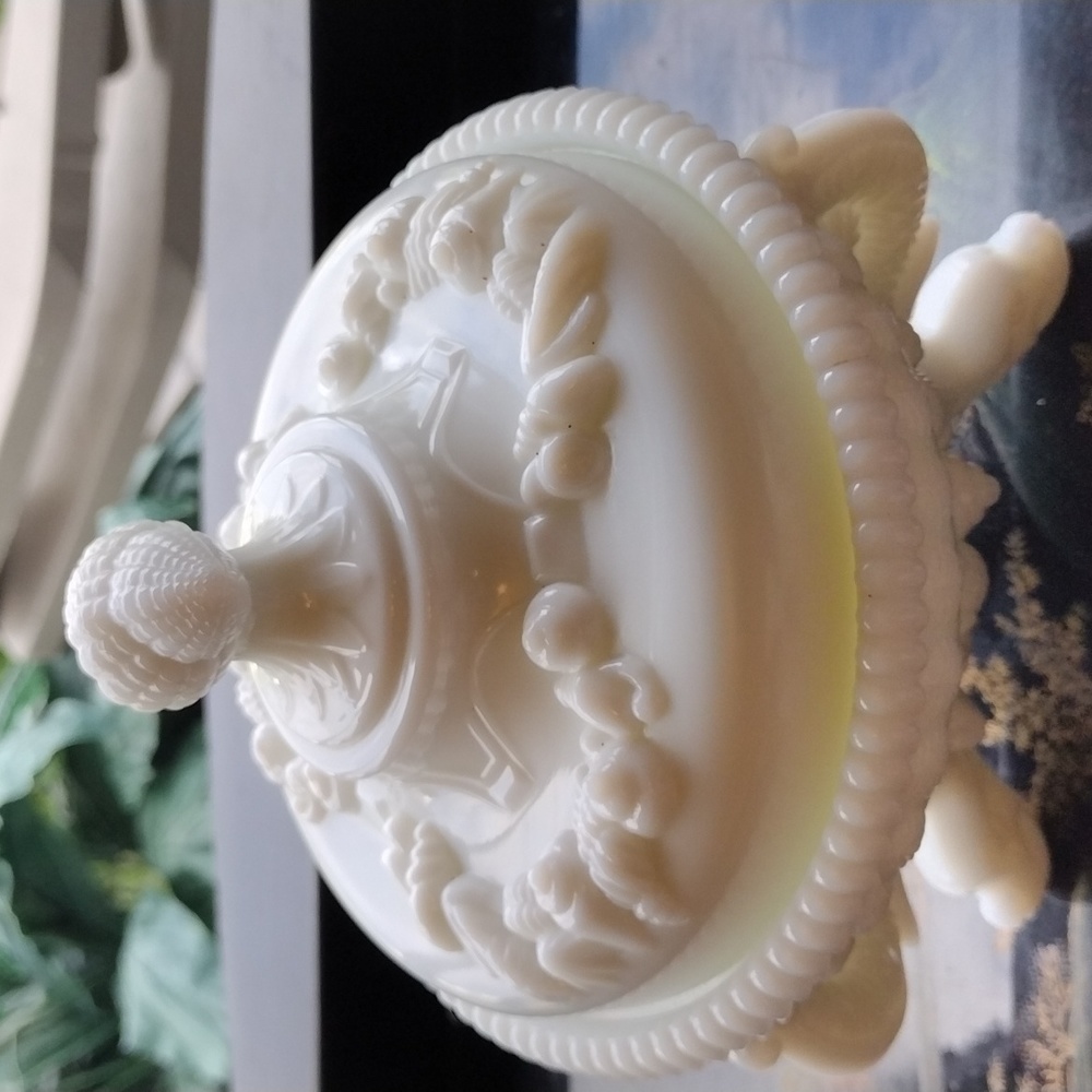 Vintage West Moreland Glass Argonaut Shell Dish.